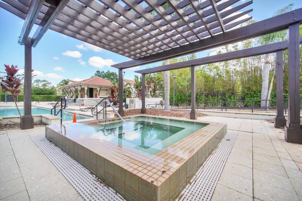 Holiday home Vibrant 4br Family Townhome 1 Mile From World And Springs