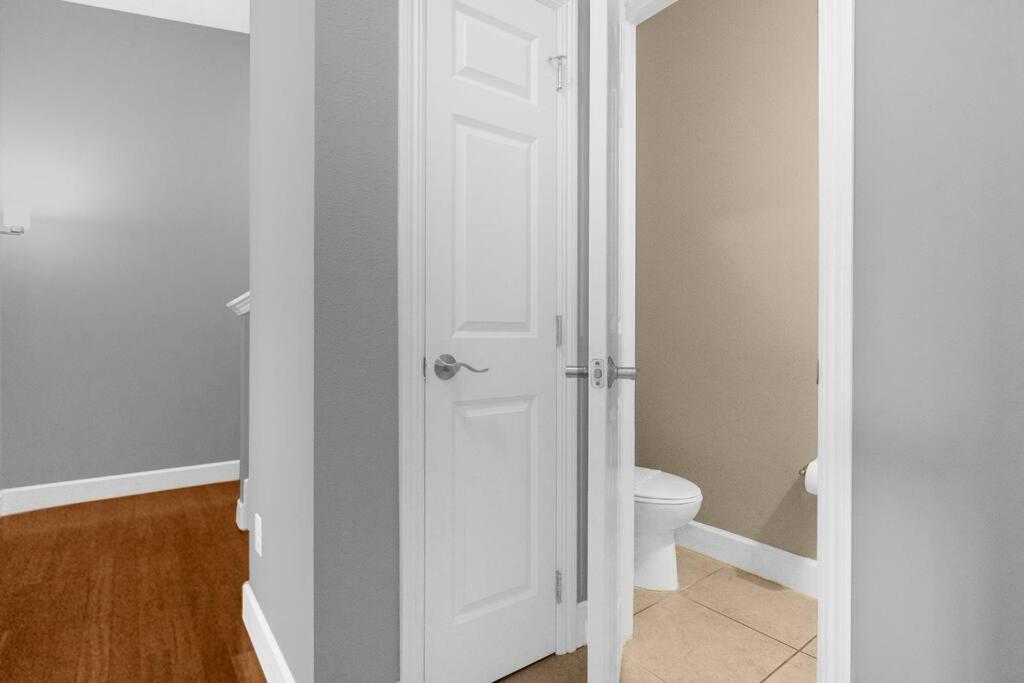 Vibrant 4br Family Townhome 1 Mile From World And Springs Holiday home Orlando