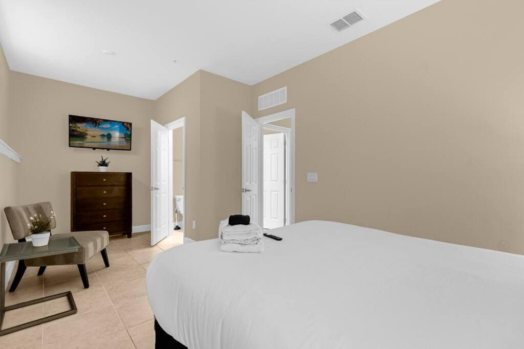 Holiday home Vibrant 4br Family Townhome 1 Mile From World And Springs Orlando