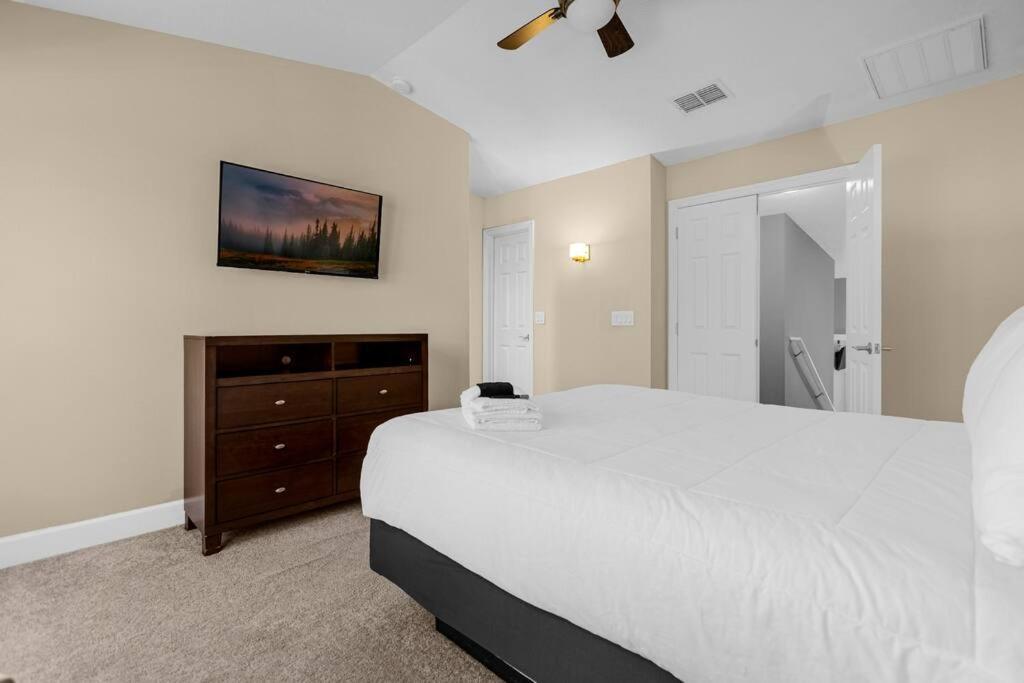 Vibrant 4br Family Townhome 1 Mile From World And Springs Holiday home