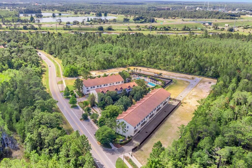 Vibrant 4br Family Townhome 1 Mile From World And Springs Holiday home *