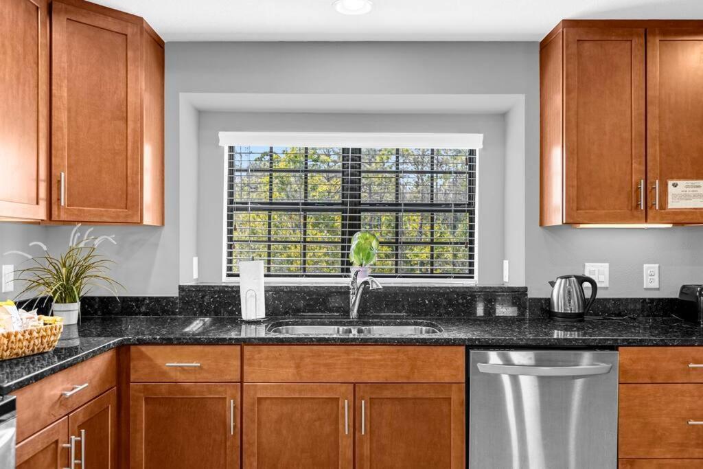 Vibrant 4br Family Townhome 1 Mile From World And Springs *